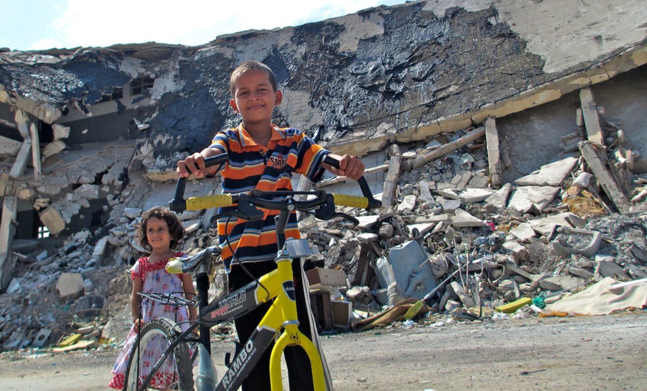在利比亚的黎波里,孩子们在巴布·阿齐兹(bab al-azizia)废墟附近玩耍